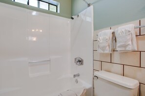 Business 1 King Bedroom, Non Smoking | Bathroom shower - Big A Motel (Orange)