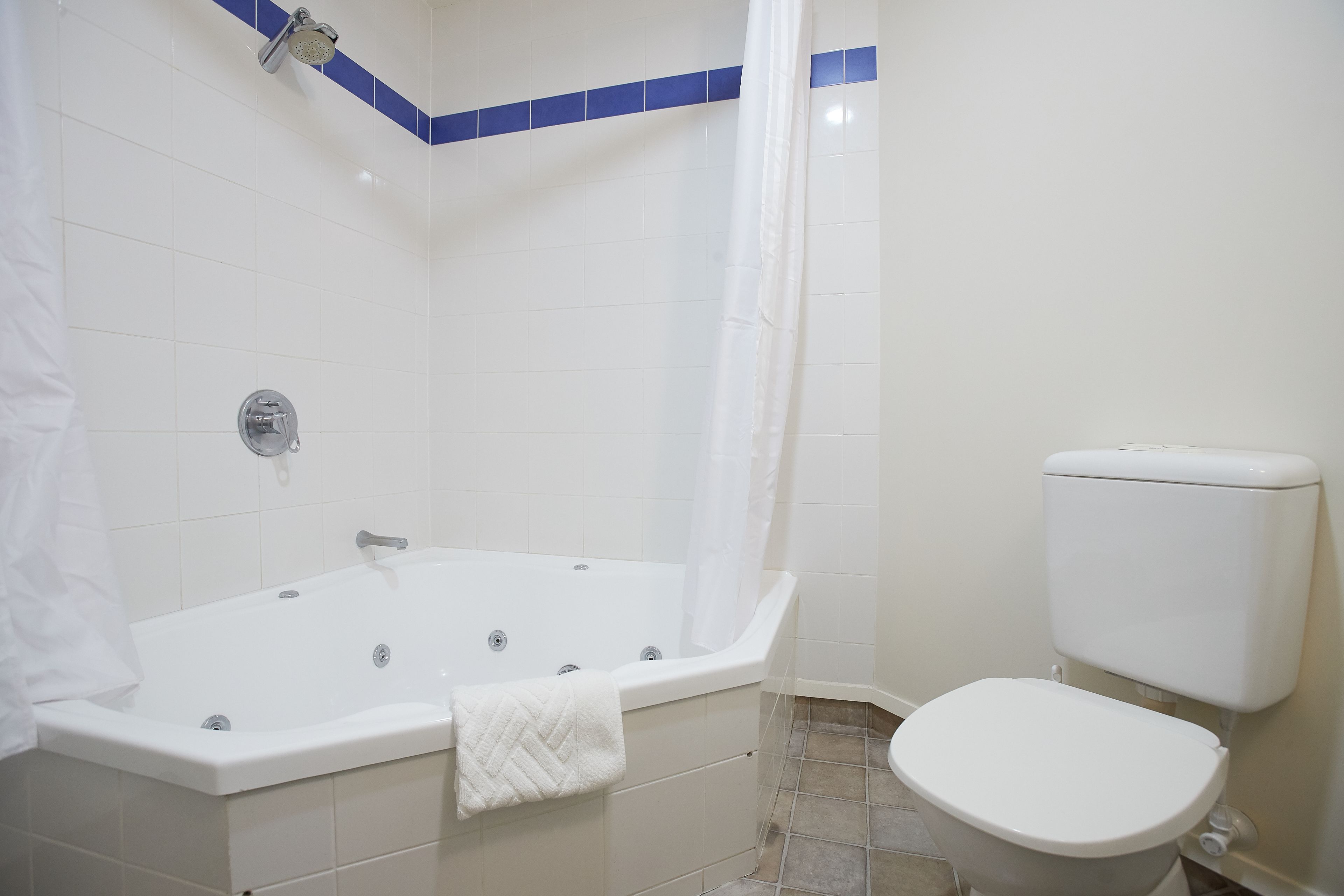 deluxe studio | bathroom | combined shower/bathtub, free toiletries, hair dryer, towels
