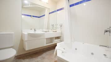 Combined shower/tub, free toiletries, hair dryer, towels