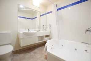 Combined shower/tub, free toiletries, hair dryer, towels