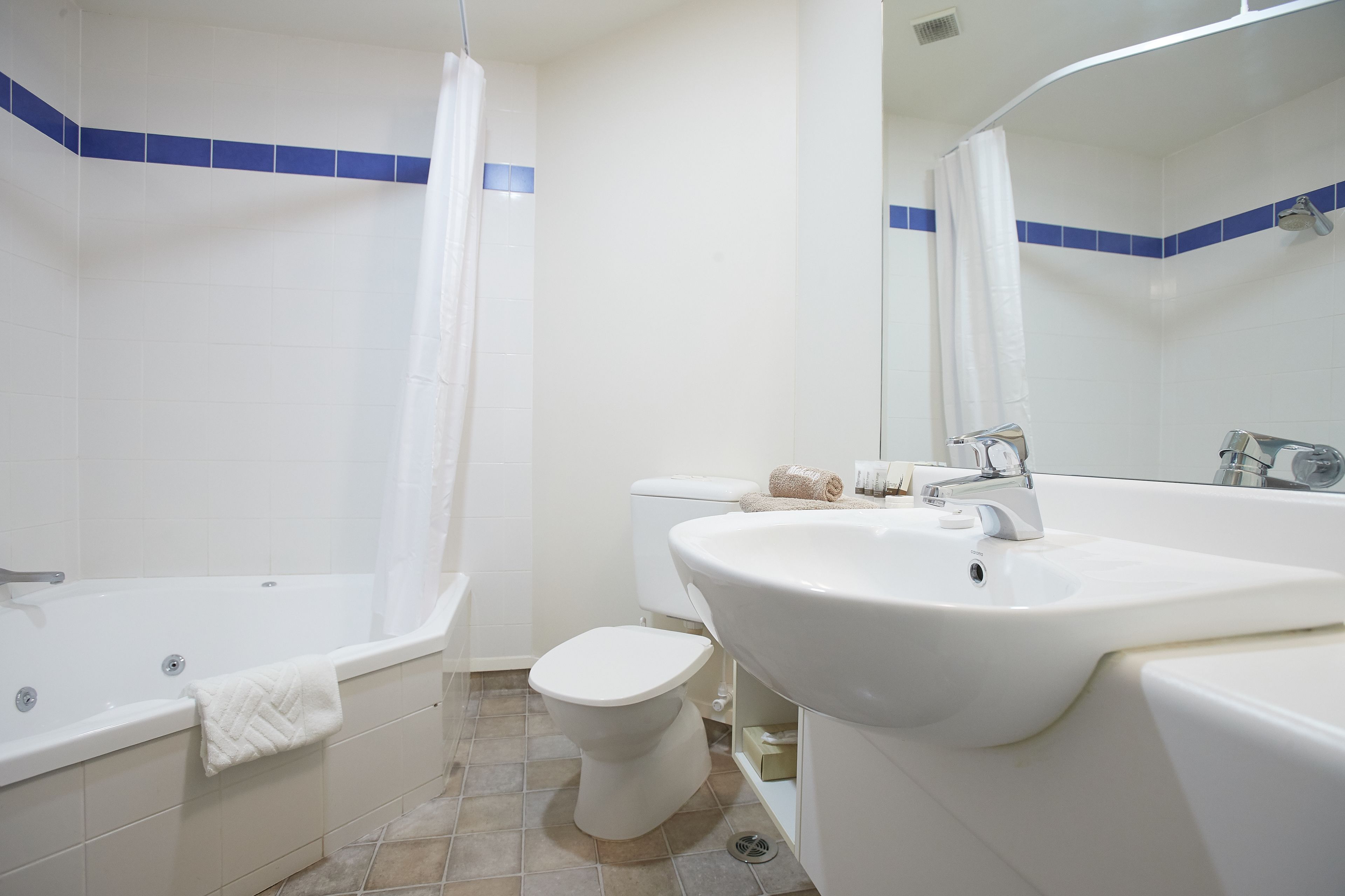 deluxe studio | bathroom | combined shower/bathtub, free toiletries, hair dryer, towels