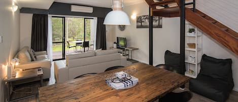 Superior-huoneisto, 2 makuuhuonetta, poreamme | Oleskelualue | Taulutelevisio, DVD-soitin