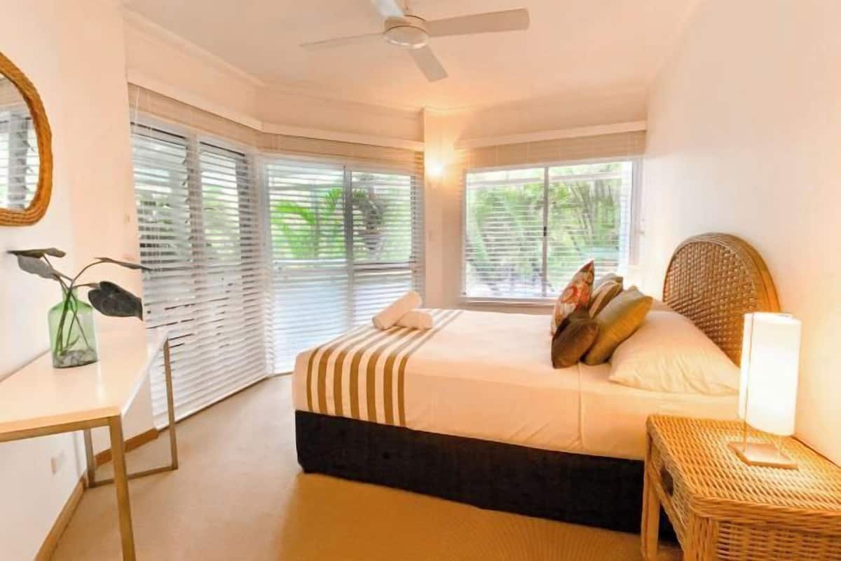 1 dormitorio, tabla de planchar con plancha, camas supletorias