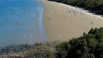 Una spiaggia nelle vicinanze, teli da spiaggia