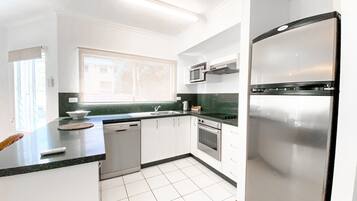 Departamento estándar, 2 habitaciones | Cocina privada | Refrigerador, microondas, horno y parrilla de estufa