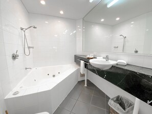 Appartement Standard, 3 chambres, balcon | Salle de bain | Articles de toilette de luxe, sèche-cheveux, serviettes fournies, savon