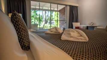 Panoramic Studio Suite, Multiple Beds, Kitchen, Garden View