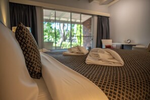 Panoramic Studio Suite, Multiple Beds, Kitchen, Garden View