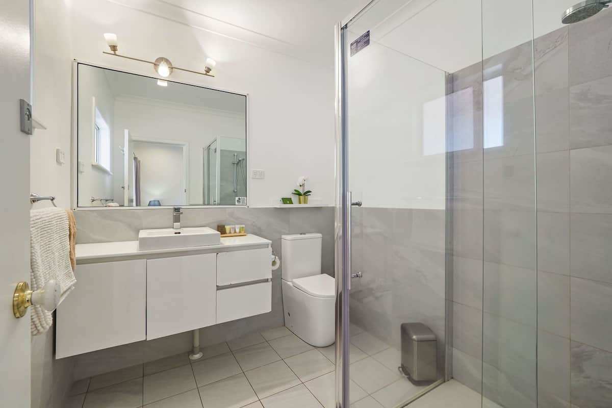 Comfort Room, 1 King Bed, Terrace, Garden View | Bathroom | Free toiletries, hair dryer, slippers, towels