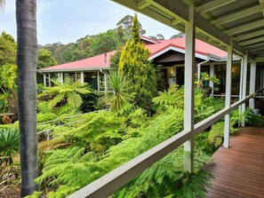Comfort Room, 1 King Bed, Balcony, Garden View | Terrace/patio - Forest Lodge Resort (Pemberton)