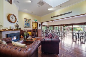 Breakfast, lunch and dinner served - Forest Lodge Resort (Pemberton)