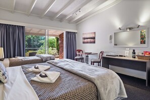 Panoramic Studio Suite, Multiple Beds, Kitchen, Garden View