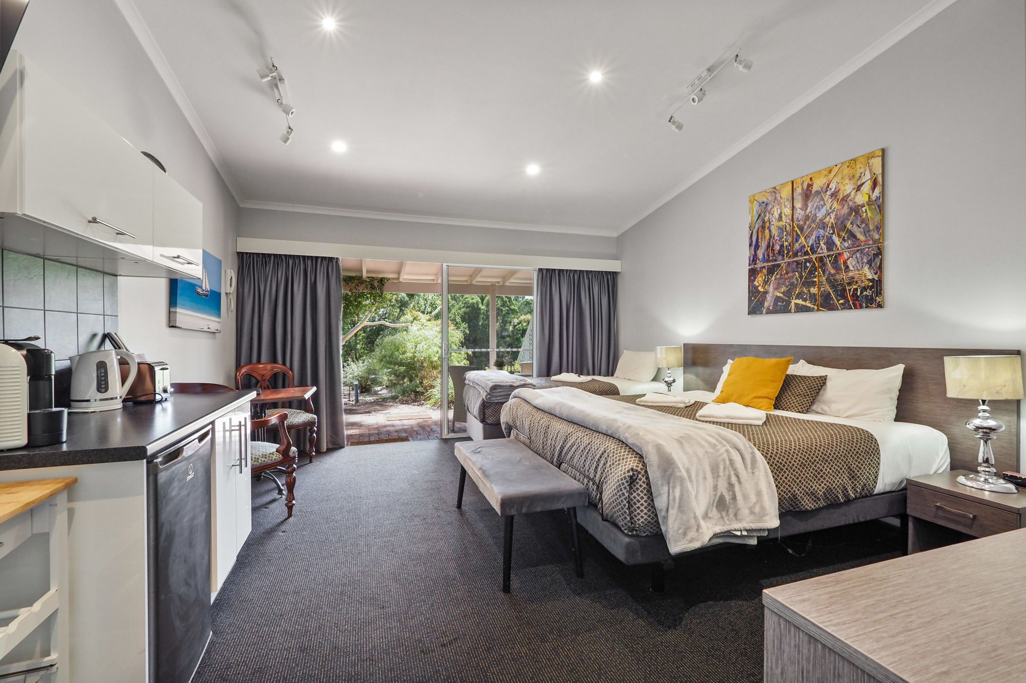 Deluxe studio suite, bubbelbad, uitzicht op tuin | Luxe beddengoed, een minibar, individueel gedecoreerd