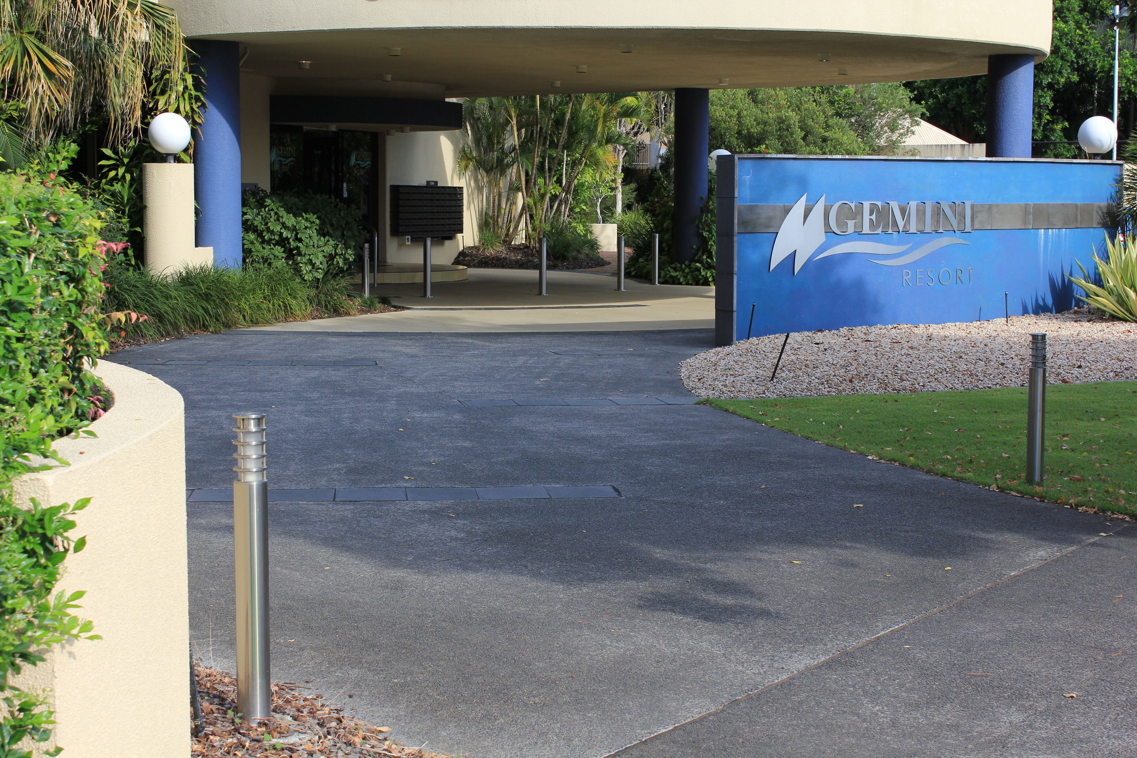 Segnaletica per il Gemini Resort, ingresso ben visibile e verde circostante.