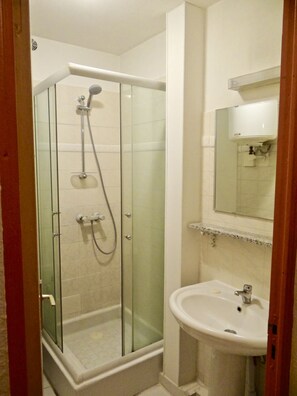 Comfort Studio | Bathroom | Shower, towels