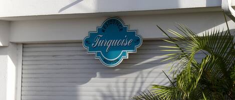 Un panneau indiquant les mots « Résidence » et « Réception », signalant un hôtel ou un établissement proposant des hébergements.