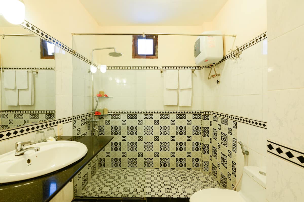 superior double or twin room, garden view | bathroom | shower, rainfall showerhead, free toiletries, hair dryer