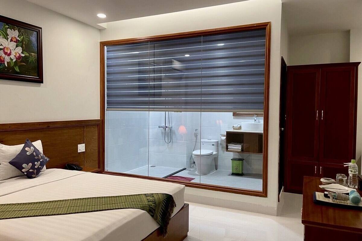 shower, rainfall showerhead, free toiletries, hair dryer