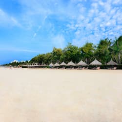Privat strand, vit sandstrand, solstolar och parasoller