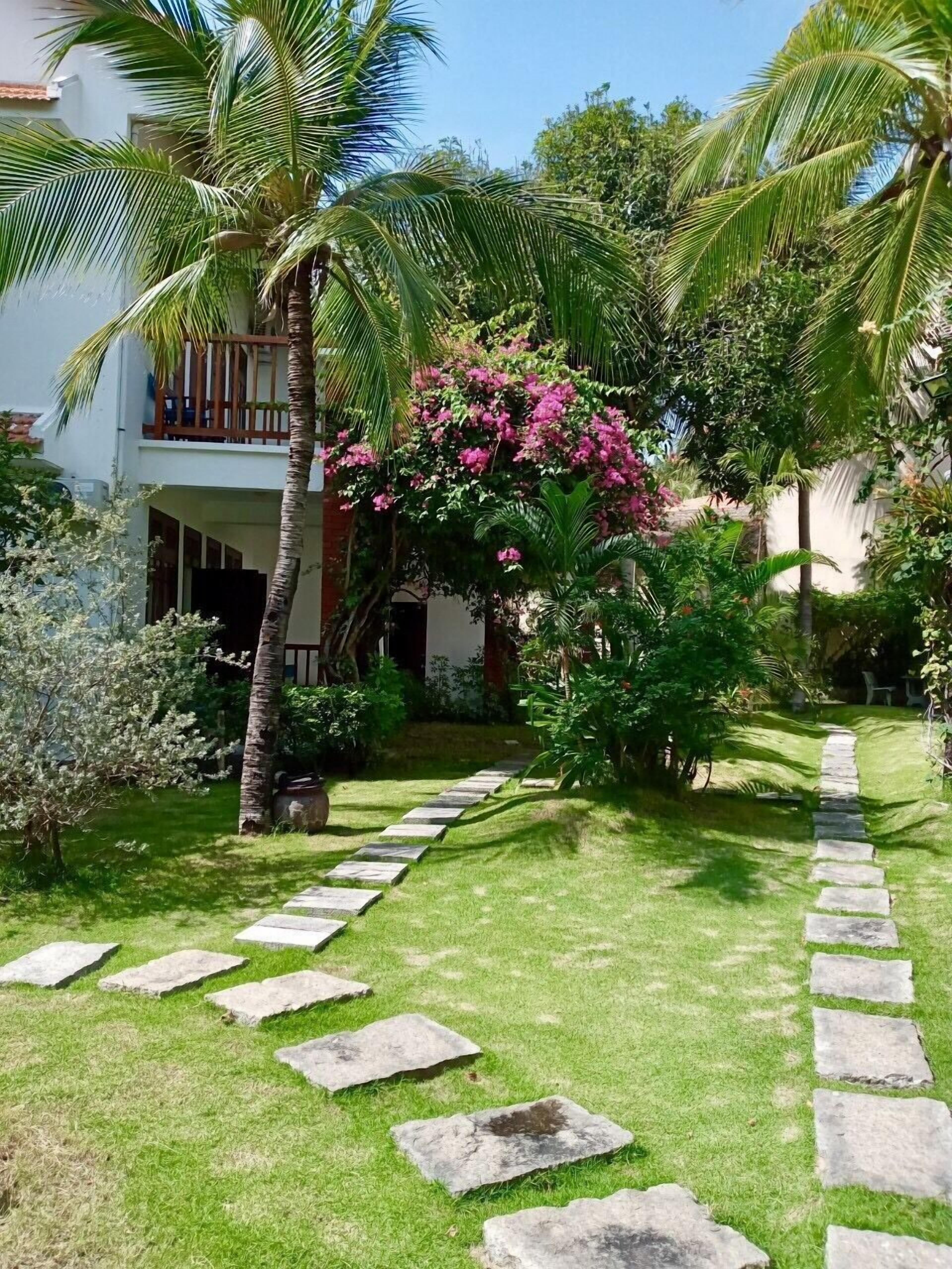 superior double or twin room, garden view | living area | 32-inch led tv with cable channels, tv