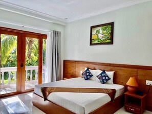 Deluxe Double or Twin Room, Garden View | Bar mini, peti besi dalam bilik, meja, langsir/tirai gelap terus 