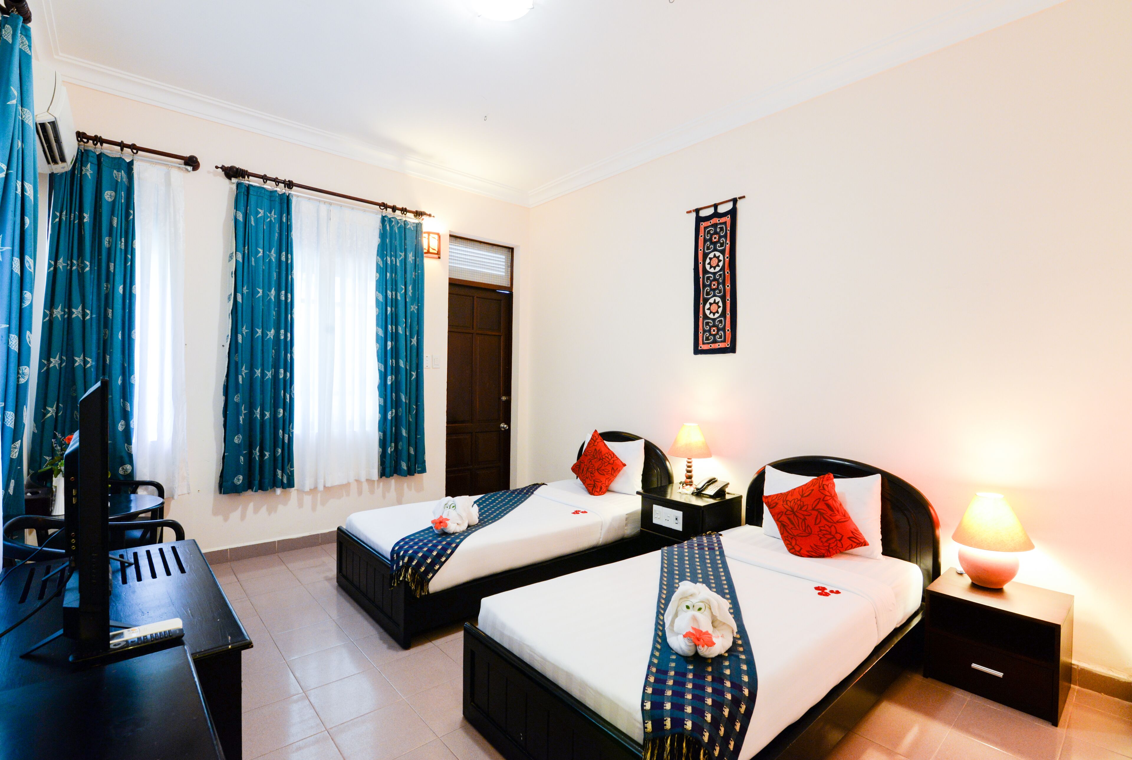 superior double or twin room, garden view | 1 bedroom, minibar, in-room safe, desk