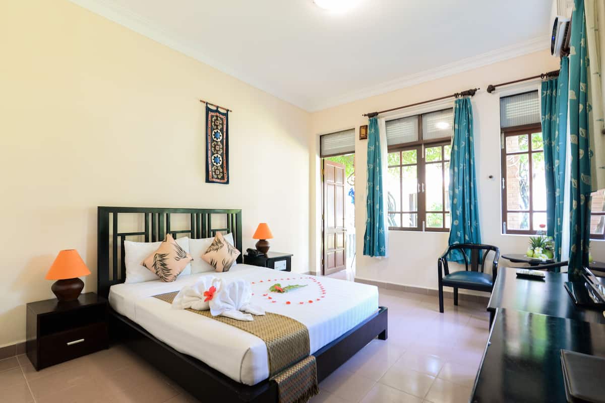 Superior Double or Twin Room, Garden View | Minibar, in-room safe, desk, blackout curtains