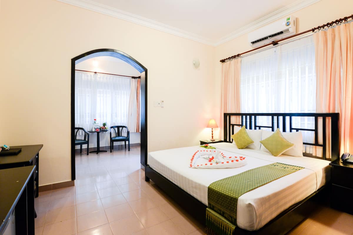 suite, 1 king bed, garden view | 1 bedroom, minibar, in-room safe, desk