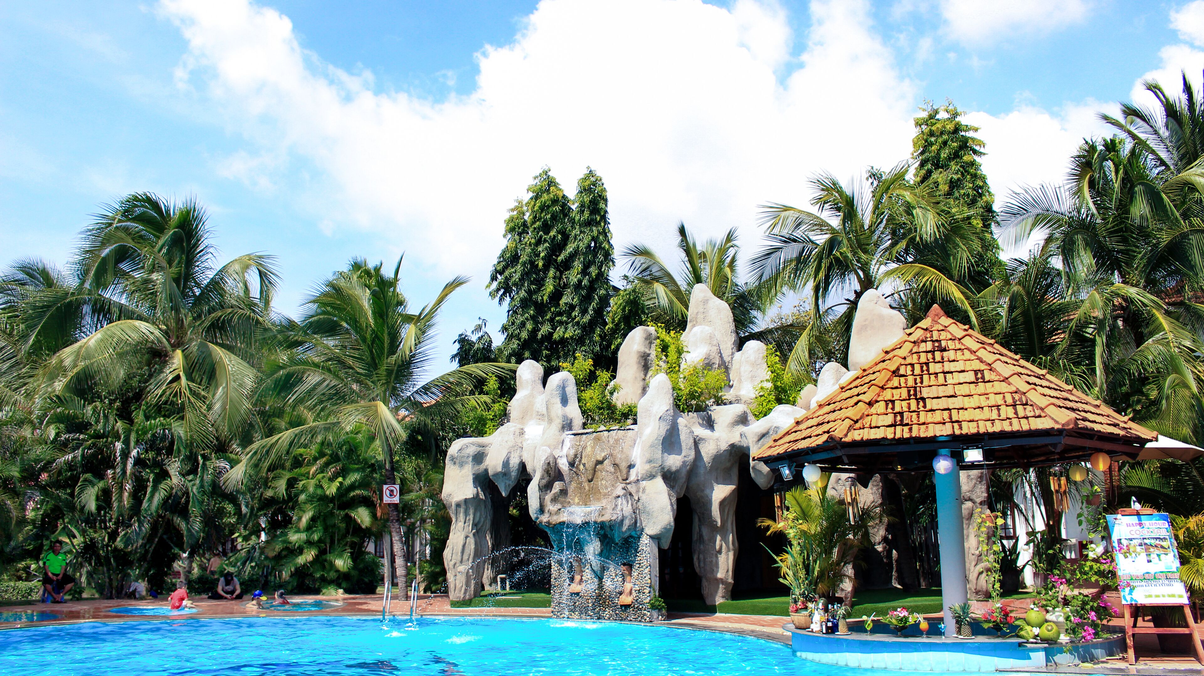 outdoor pool, open 5:00 am to 10:00 pm, pool umbrellas, pool loungers