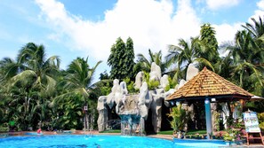 Una piscina al aire libre (de 05:00 a 22:00), sombrillas, tumbonas