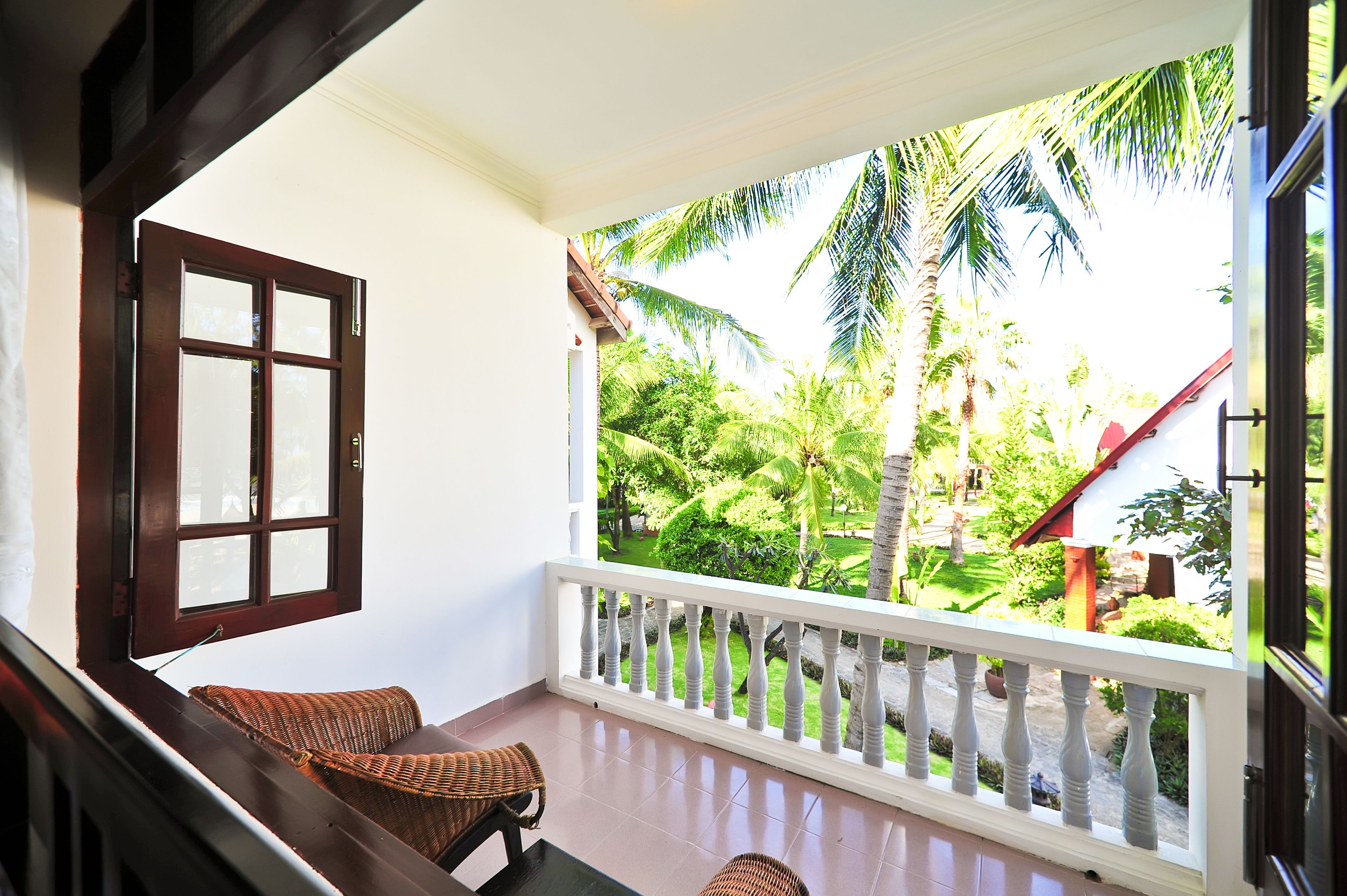 suite, 1 king bed, garden view | 1 bedroom, minibar, in-room safe, desk