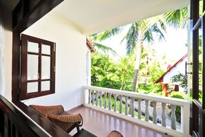 Suite, 1 Katil Raja (King), Garden View | Bar mini, peti besi dalam bilik, meja, langsir/tirai gelap terus 