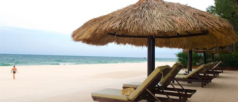 Spiaggia privata, sabbia bianca, lettini da mare, ombrelloni
