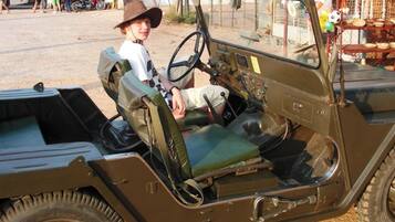 Un jeep militar antiguo con un conductor y un pasajero.