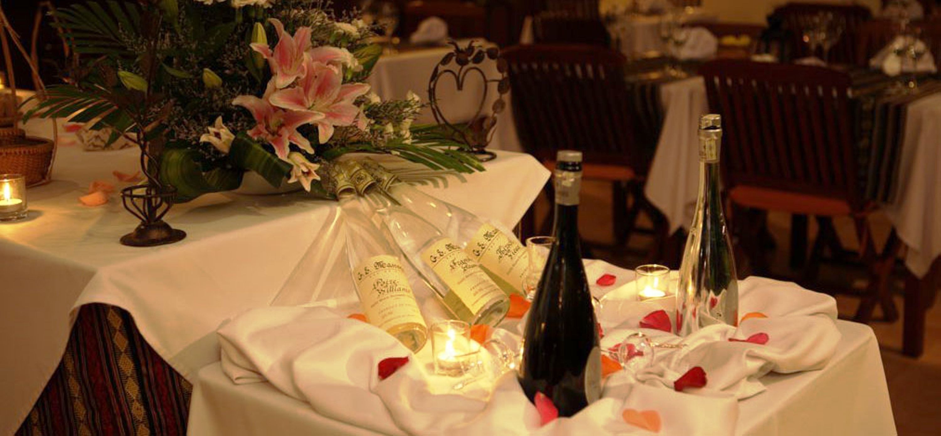 2 restaurants, breakfast, lunch, dinner served; international cuisine