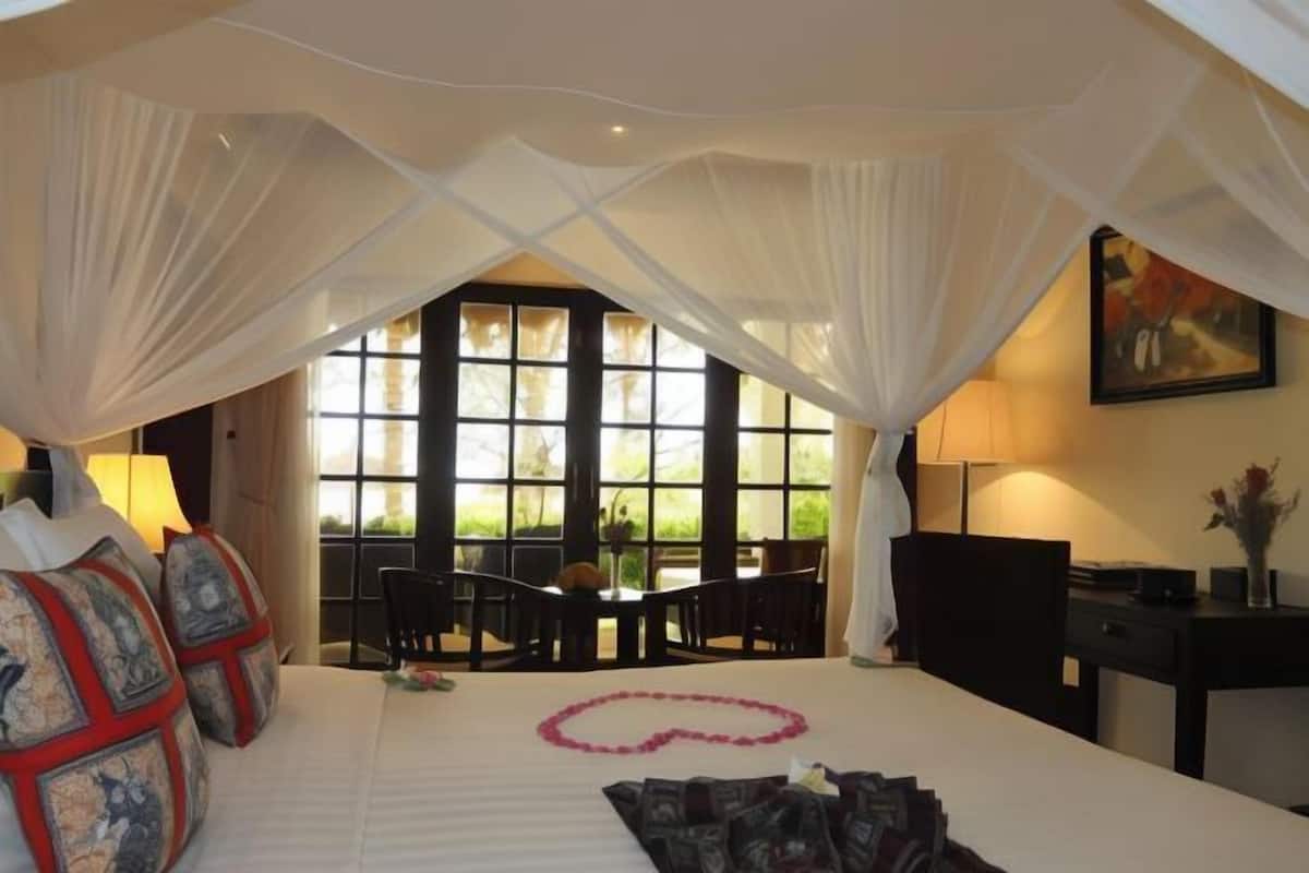 Roupas de cama premium, frigobar, cofres nos quartos, escrivaninha