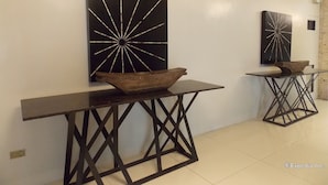 Deux tables aux motifs géométriques, chacune surmontée d’un bol.