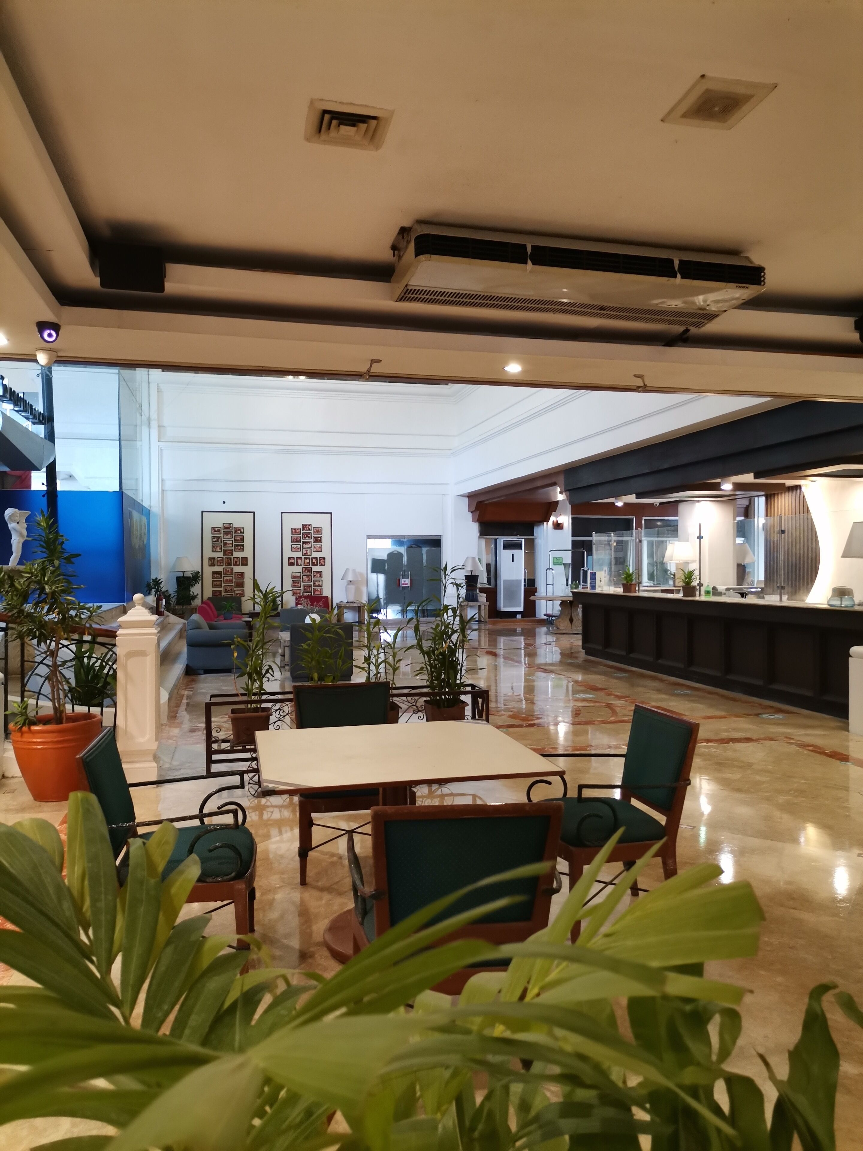 2 restaurants, breakfast, lunch, dinner served; Chinese cuisine