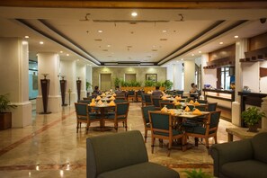 2 restaurants, breakfast, lunch, dinner served; Chinese cuisine 