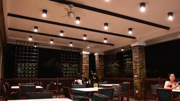 2 restaurantes, se sirven desayunos, comidas, cenas y cocina china