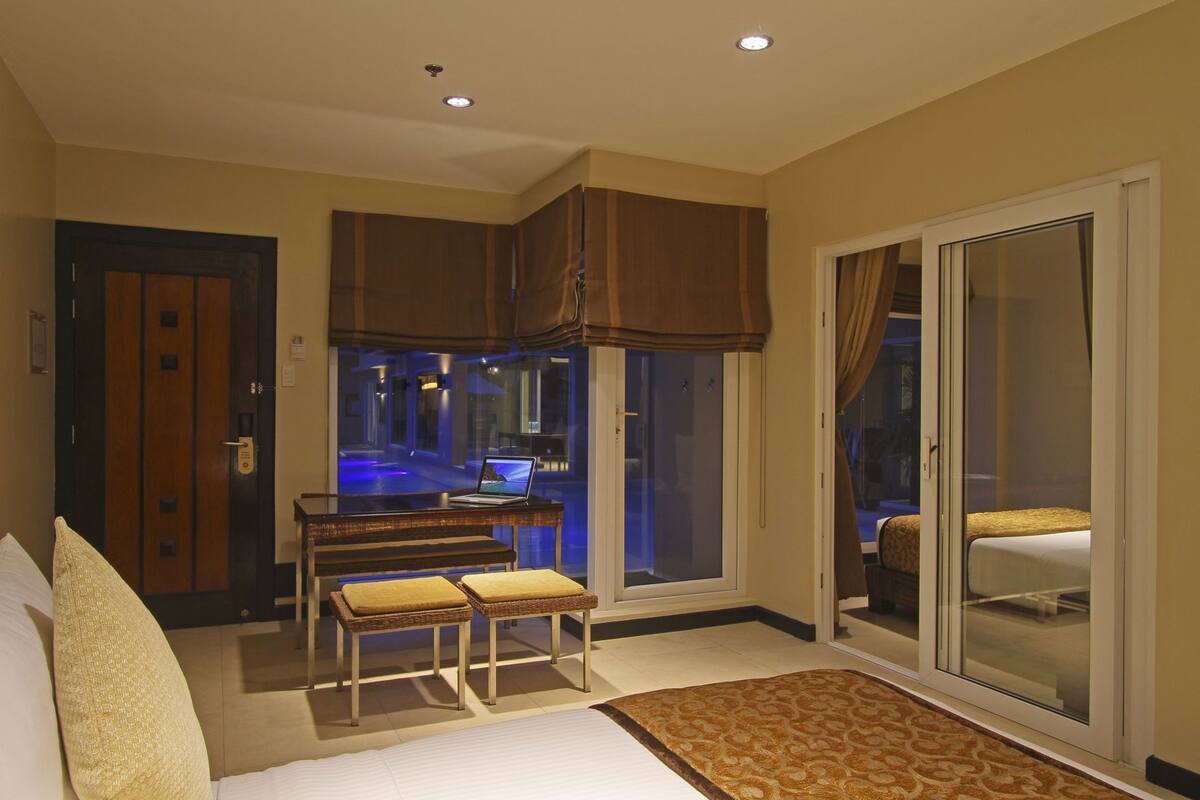 Premium bedding, minibar, in-room safe, desk