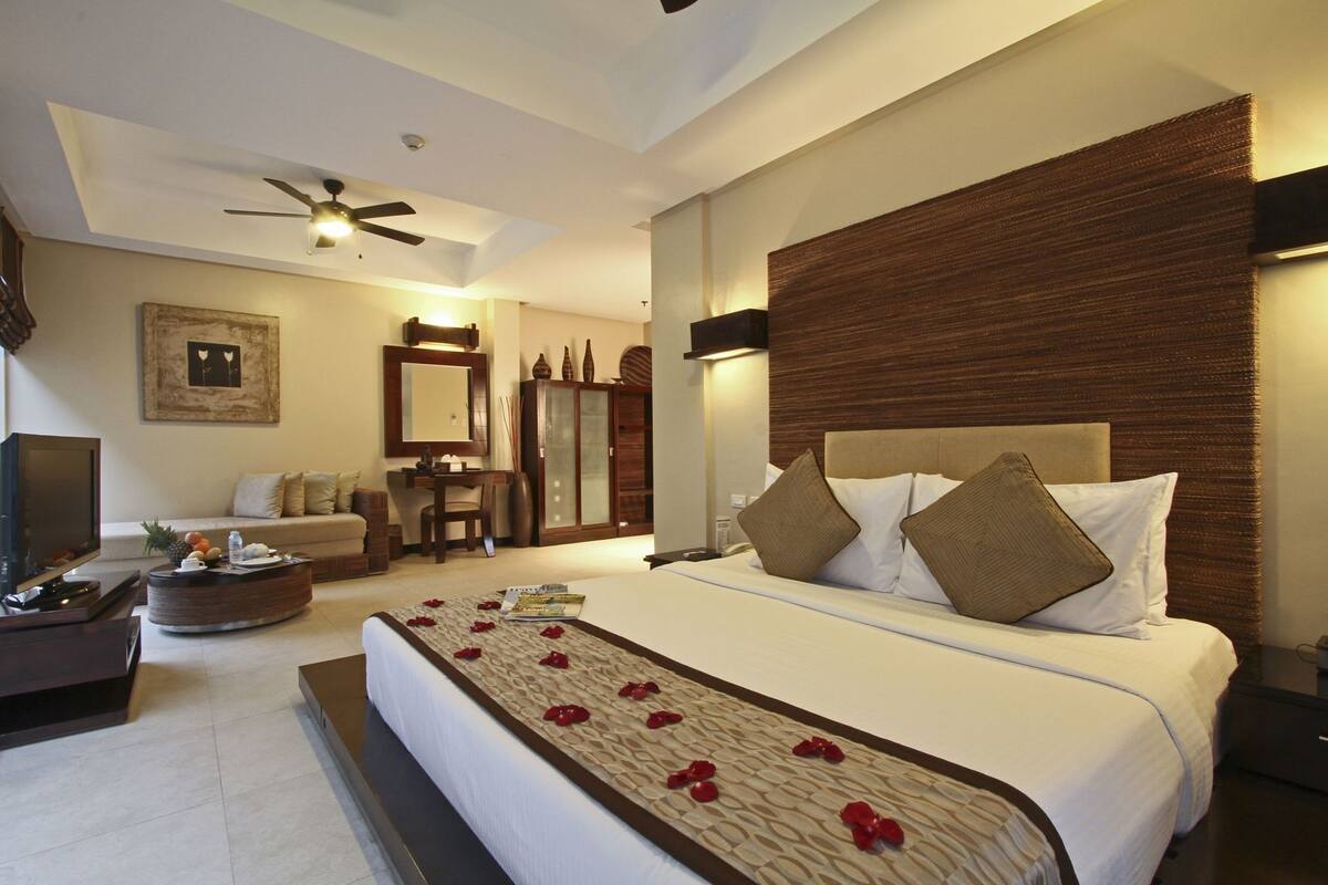 Premium bedding, minibar, in-room safe, desk