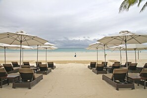 Plage, sable blanc, chaises longues, serviettes de plage