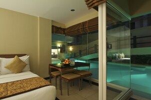 Suíte família, acesso à piscina | Roupas de cama premium, frigobar, cofres nos quartos, escrivaninha