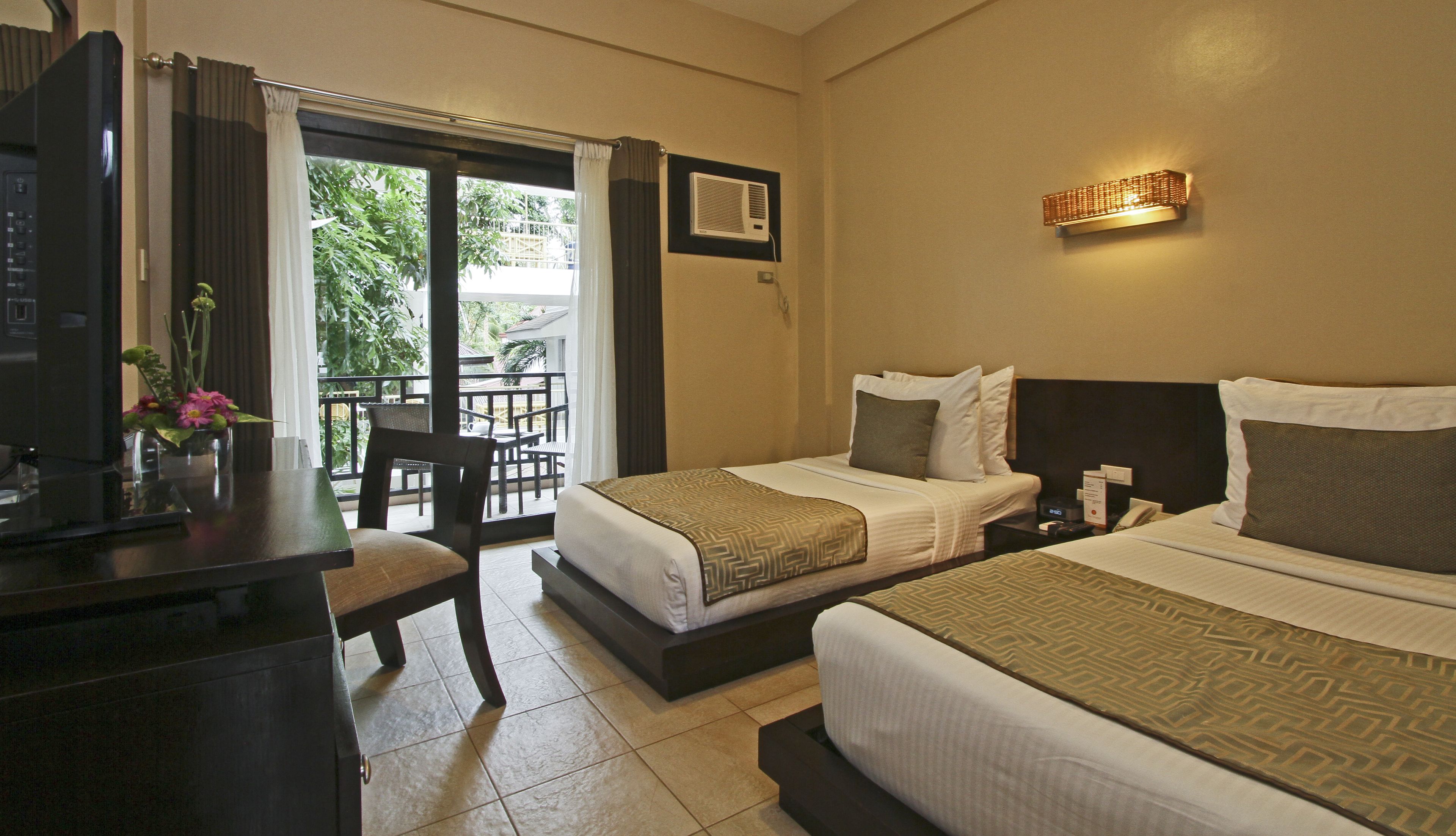 standard room | premium bedding, minibar, in-room safe, desk