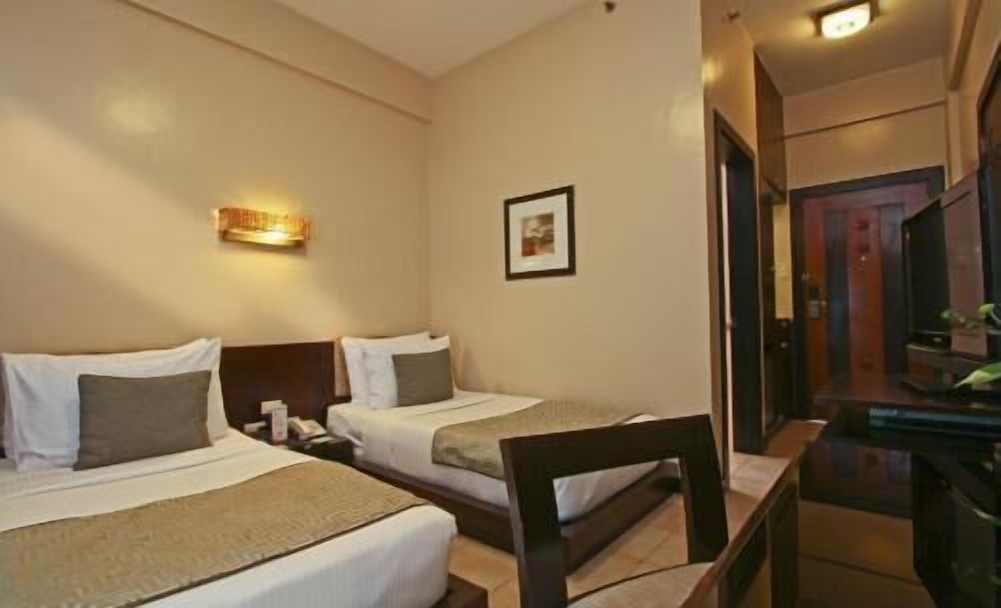 Ropa de cama de alta calidad, minibar, caja fuerte y escritorio