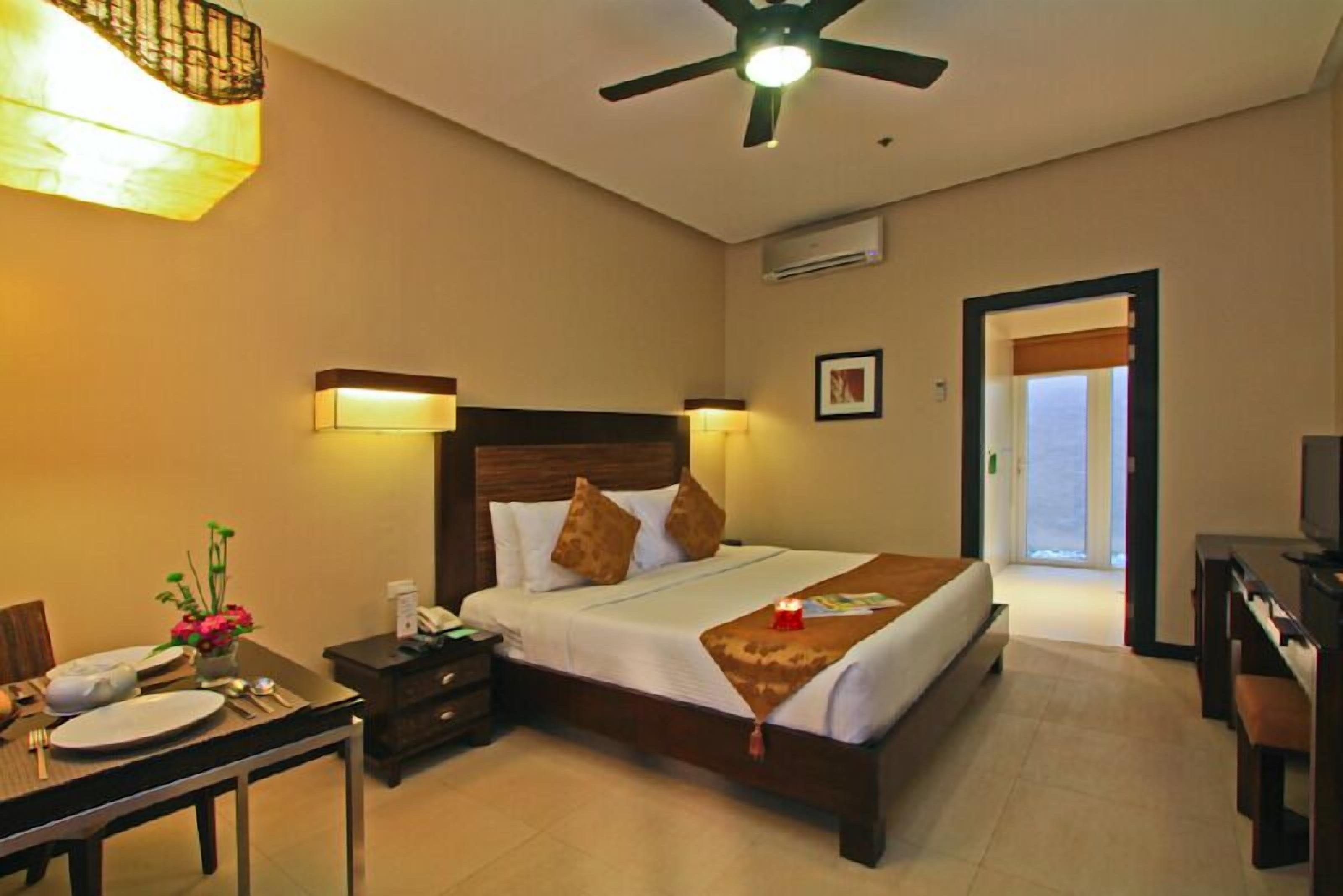 Ropa de cama de alta calidad, minibar, caja fuerte y escritorio