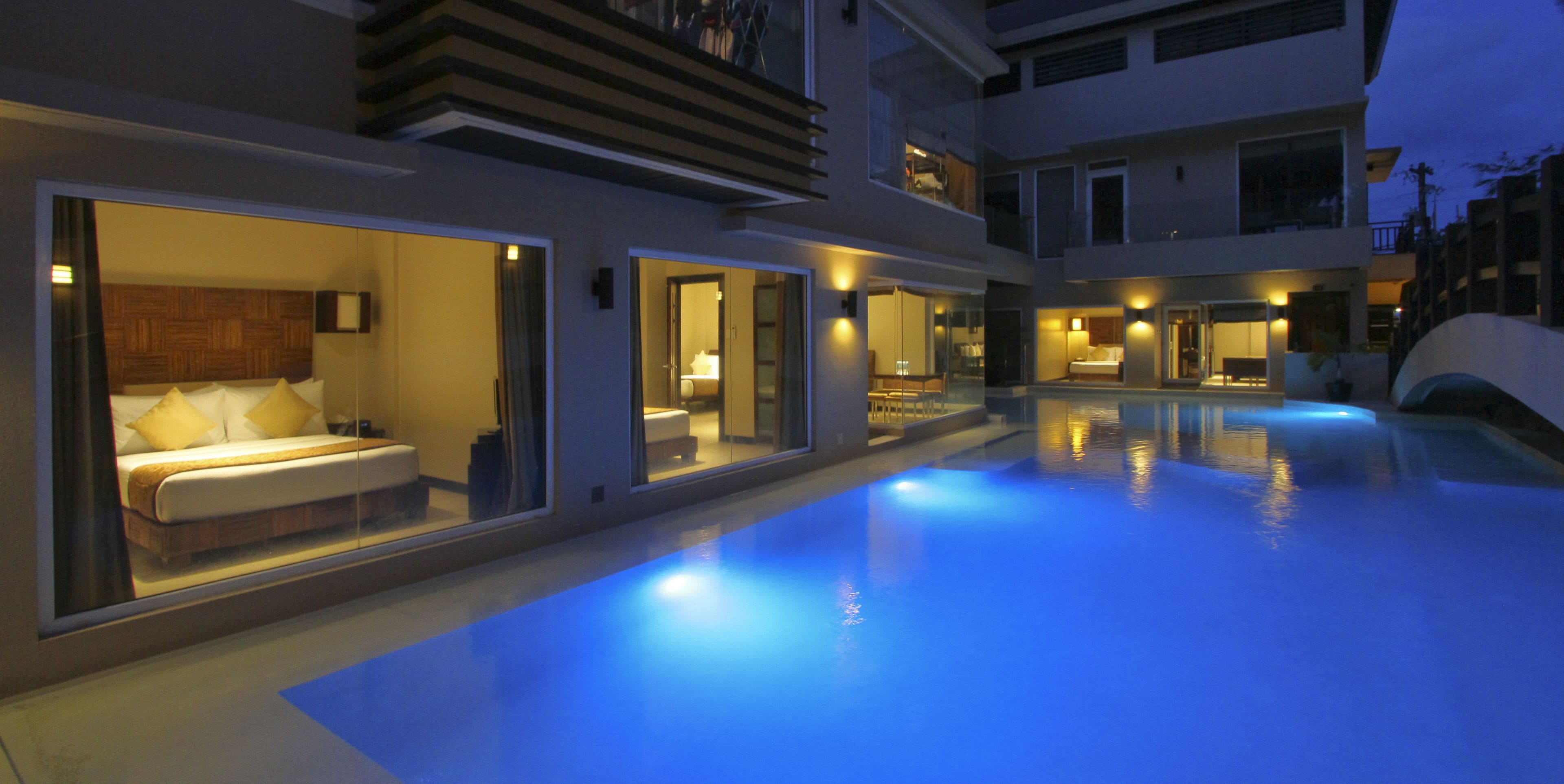 Outdoor pool, pool umbrellas, sun loungers