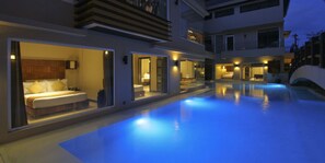 Una piscina al aire libre, sombrillas, tumbonas