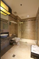Seaview Room | Bathroom | Shower, rainfall showerhead, free toiletries, hair dryer